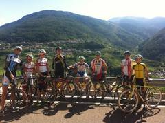 Die Trainingsgruppe beim Rennradtraining in Baselga di Pine.