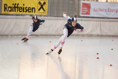 Linus Heidegger (links) gegen seinen Teamkollegen Mathias Hauer (rechts) während des 500m Rennens.