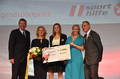 Vanessa Bittner mit Emese Hunyady links und Anni Friesinger-Postma rechts. Den Preis verleiht Sporthilfe Geschäftsführer Anton Schutti (rechts).