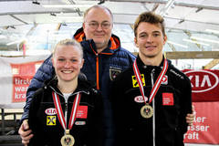 Viktoria Schinnerl und Armin Hager zusammen mit dem Präsident des Österreichischen Eisschnelllauf Verband Hans Spohn.