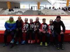 Trainerin Katrin Unterdöfel mit Lola Brugger, Adrian Gerber-della Pietra, Sofia Gerber-della Pietra, Jeannine Rosner, Julian Zimmerling, Masin Mahmoud und Trainer Florian Jäger beim Skatespecials Cup 2019 in Inzell. Leider nicht am Bild Laura Kreyer und Sarah Rosner