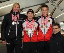 Das Podium der Herren von links nach rechts: Bram Smallenbroek, Armin Hager und Linus Heidegger mit Sportdirektor Michael Haddschieff.